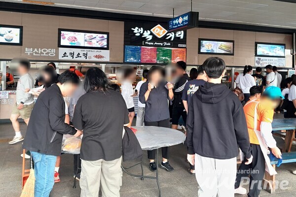 23.09.29 휴게소 먹거리 코너에 몰인 귀성객들. [사진=고문진 기자]