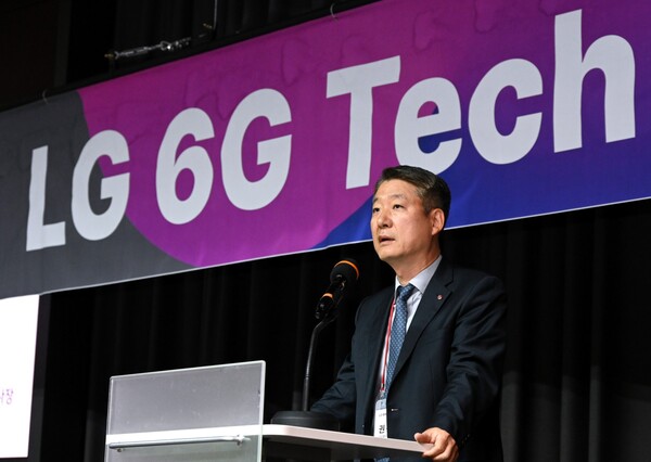 지난 17일 LG사이언스파크서 개최한 ‘6G 테크 페스타(Tech Festa)’에서 LG유플러스 네트워크부문장 권준혁 부사장이 발표하고 있는 모습.  [사진=LG유플러스]