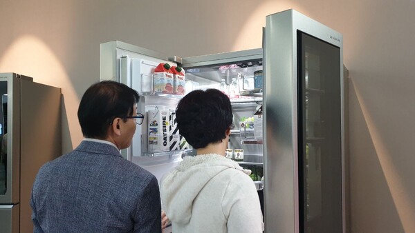 전지장을 찾은 부부가 전시되어 있는 LG전자 냉장고를 꼼꼼히 살펴보고 있다. [사진=김종숙 기자]