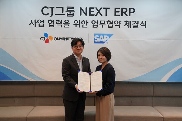 양사는 지난 6일 유인상 CJ올리브네트웍스 대표(왼쪽)와 신은영 SAP Korea 대표(오른쪽) 등 주요 관계자들이 참석한 가운데 전략적 파트너십을 위한 양해각서를 체결했다.  [사진=CJ올리브네트웍스]