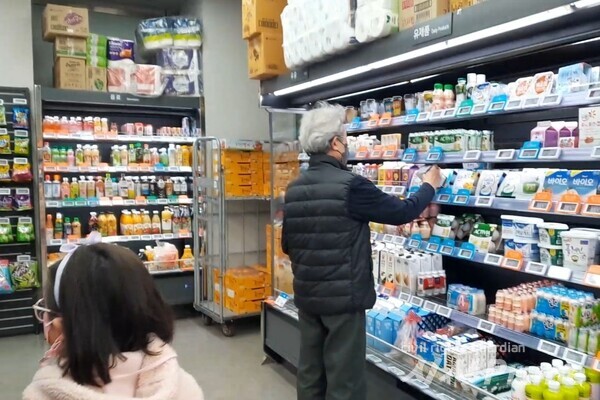 23.12.13. 서울 동대문구에 있는 모 슈퍼마켓 유제품 코너 앞에서 소비자가 제품을 고르고 있다. [사진=고문진 기자]