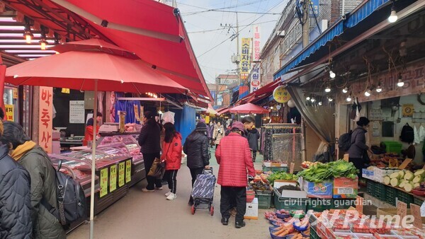 시장에서 물건을 구매하는 시민들의 모습 [사진=김종숙 기자]