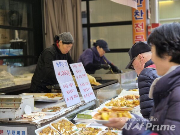 24.2.8. 한 시민이  차례상 올라갈 음식을 담고 있다. [사진=김종숙 기자]