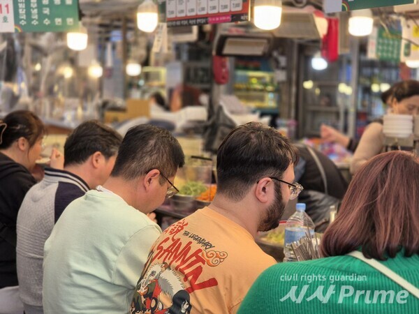 외국인들이 포차에 앉아 국내 음식을 즐기고 있다. [사진=김종숙 기자] 