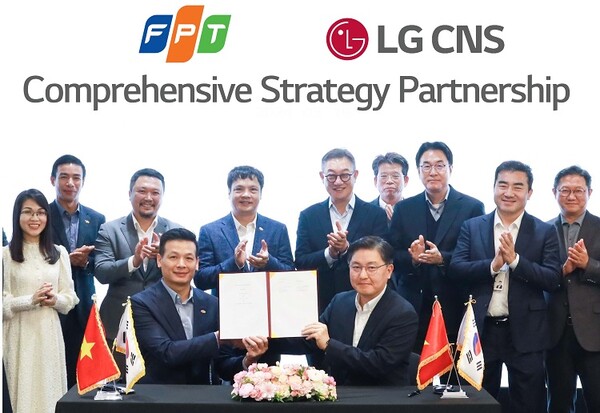  LG CNS 현신균 대표(오른쪽 다섯번째)와 FPT그룹 응우옌 반 코아(왼쪽 네번째) CEO 등 관계자가 지켜보는 가운데 통신/유통/서비스사업부장 박상균 전무와 FPT그룹 부 아잉 뚜 CTO가 MOU를 체결하고 있다. [사진제공=  LG CNS ]