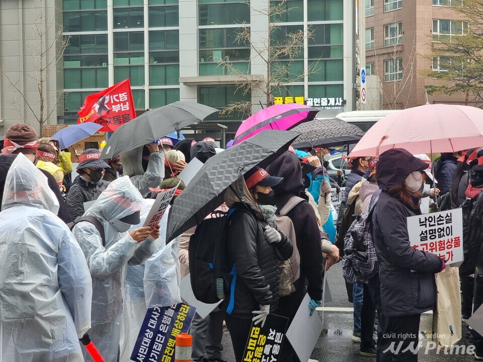 24.3.29 여의도 KB국민은행 앞에서 진행된 집회에 참여한 홍콩ELS상품 가입자들이 피켓을 들고 서있다. [사진=이가현 기자]