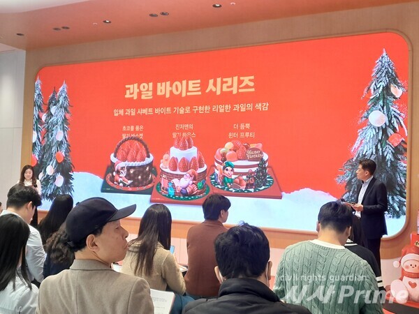 25.11.24. 배스킨라빈스는 ‘홀리데이 판타지(Holiday Fantasy)’를 테마로 한 신규 아이스크림 케이크 18종을 공개하며, ▲더 듬뿍 ▲진정한 ▲쁘띠 총 세 가지 케이크 플랫폼을 제시했다. 사진은 (오른쪽) 전진경 비알코리아 LAB 전무가 신제품을 소개하고 있다. [사진=고문진 기자]