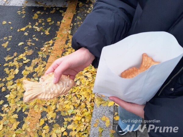 한 시민이 붕어빵을 들고 있다. [사진=고문진 기자]